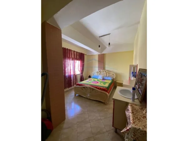 Kryqi i Kuq, shitet apartament 2+1 Kati 2, 77 m² 100.000 € (Durres)