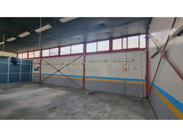 Tirane, jepet me qera ambjent biznesi Kati 0, 2.500 m² 3.000 € 