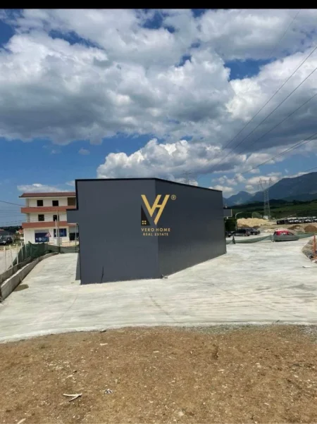 Tirane, jepet me qera magazine Kati 0, 1.400 m² 2.000 € (ZALL HERR)