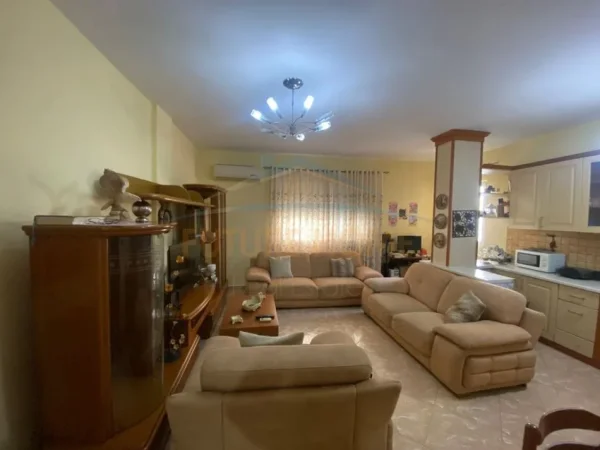 Prane Shkolles "Qemal Mici", shitet apartament 2+1 , 95 m² 120.000 € (Durres)