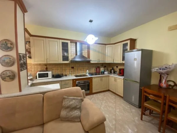 Prane Shkolles "Qemal Mici", shitet apartament 2+1 , 95 m² 120.000 € (Durres)