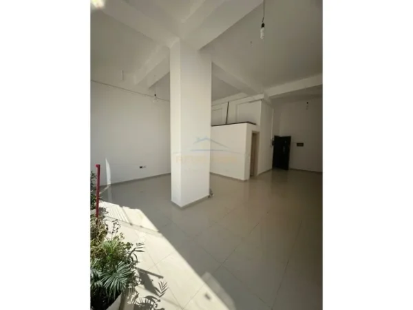 Tirane, jepet me qera dyqan Kati 0, 54 m² 600 € (Unaza e Re)