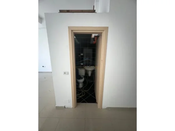 Tirane, jepet me qera dyqan Kati 0, 54 m² 600 € (Unaza e Re)