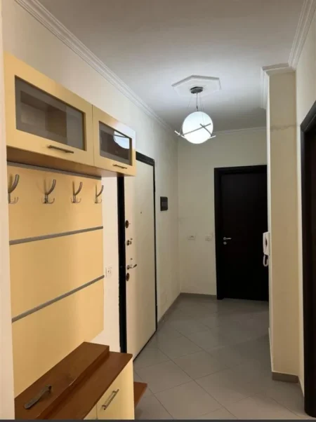 Tirane, jepet me qera apartament 2+1 Kati 1, 400 € 