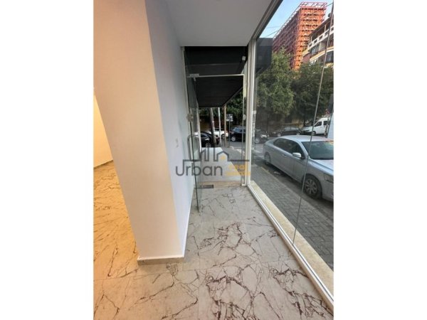 Tirane, jepet me qera dyqan Kati 0, 40 m² 1.200 € (Mbrapa Bllokut te Ambsadave)