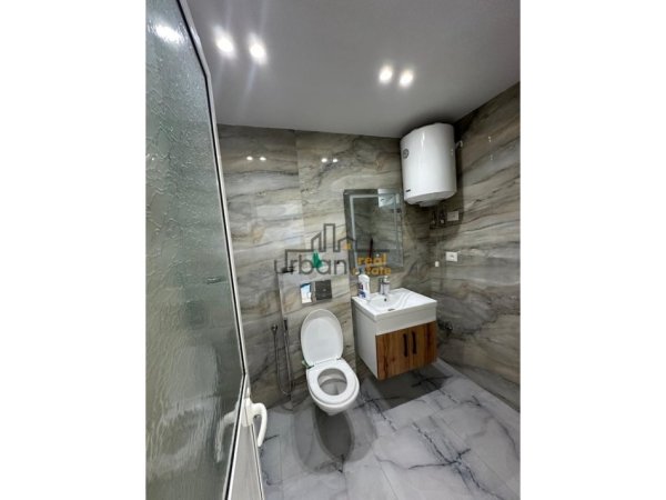 Tirane, jepet me qera dyqan Kati 0, 40 m² 1.200 € (Mbrapa Bllokut te Ambsadave)