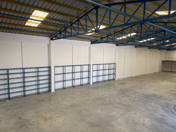 Tirane, jepet me qera magazine , 750 m² 2.625 € 