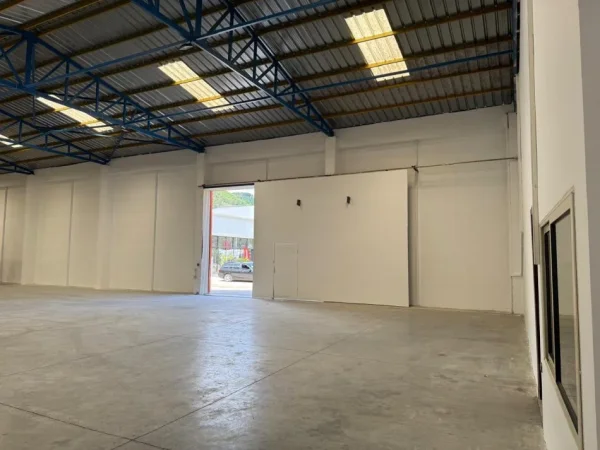 Tirane, jepet me qera magazine , 750 m² 2.625 € 