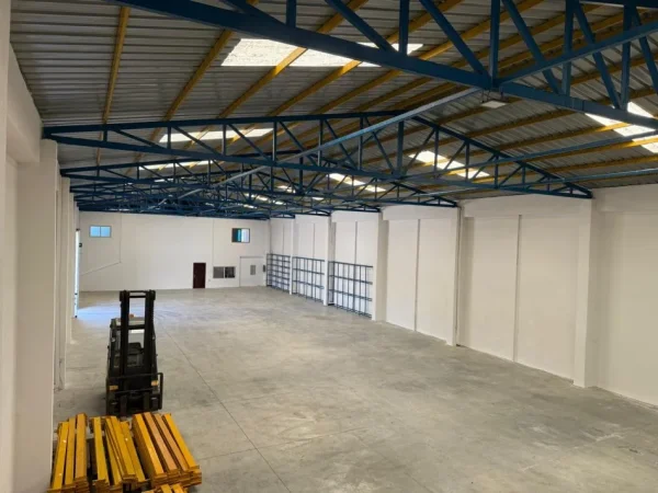 Tirane, jepet me qera magazine , 750 m² 2.625 € 