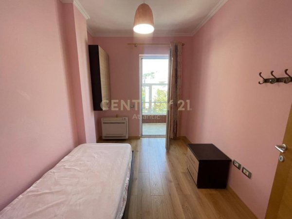 Tirane, jepet me qera apartament 3+1 Kati 4, 121 m² 1.200 € (Rruga Hamdi Garunja)