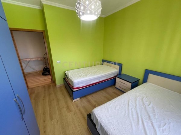 Tirane, jepet me qera apartament 3+1 Kati 4, 121 m² 1.200 € (Rruga Hamdi Garunja)