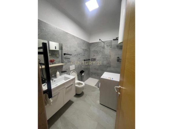 Tirane, jepet me qera apartament 3+1 Kati 4, 121 m² 1.200 € (Rruga Hamdi Garunja)