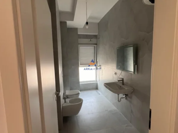 Tirane, jepet me qera apartament 2+1+Ballkon Kati 7, 95 m² 400 € (ALI DEMI,PRANE REZIDENCES KAIMI)