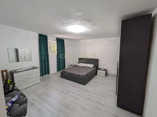 Tirane, jepet me qera apartament 2+1 Kati 1, 140 m² 800 € (Rr.Ibrahim Rrugova)