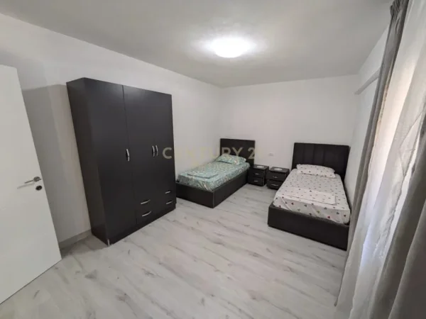 Tirane, jepet me qera apartament 2+1 Kati 1, 140 m² 800 € (Rr.Ibrahim Rrugova)