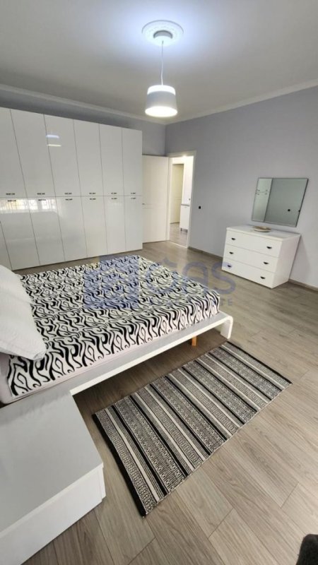 Tirane, jepet me qera apartament 3+1+Aneks+Ballkon Kati 6, 275 m² 1.500 € (liqeni, Tirane)