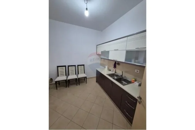 Tirane, jepet me qera ambjent biznesi Kati 2, 60 m² 450 € (rruga 3 Deshmoret)