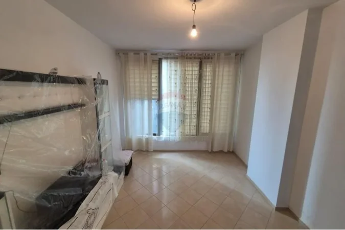 Tirane, jepet me qera ambjent biznesi Kati 2, 60 m² 450 € (rruga 3 Deshmoret)