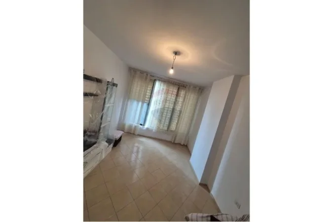 Tirane, jepet me qera ambjent biznesi Kati 2, 60 m² 450 € (rruga 3 Deshmoret)