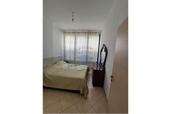 Tirane, jepet me qera ambjent biznesi Kati 2, 60 m² 450 € (rruga 3 Deshmoret)