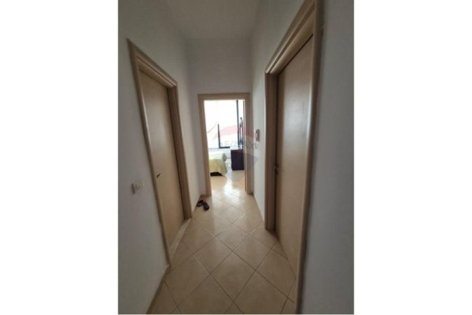 Tirane, jepet me qera ambjent biznesi Kati 2, 60 m² 450 € (rruga 3 Deshmoret)