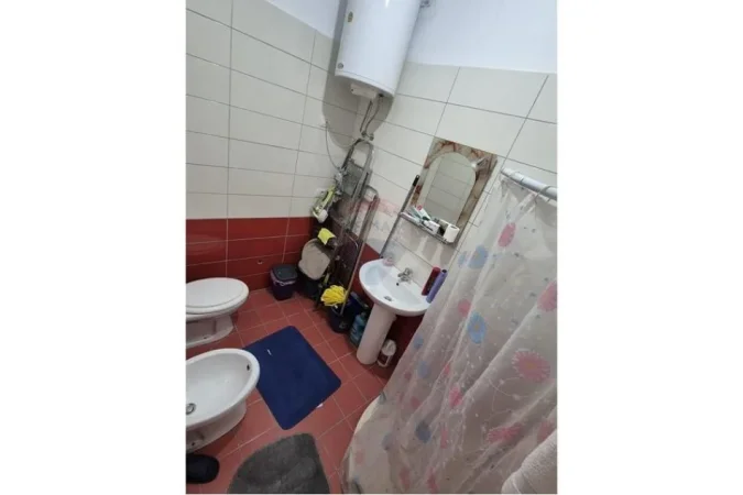 Tirane, jepet me qera ambjent biznesi Kati 2, 60 m² 450 € (rruga 3 Deshmoret)