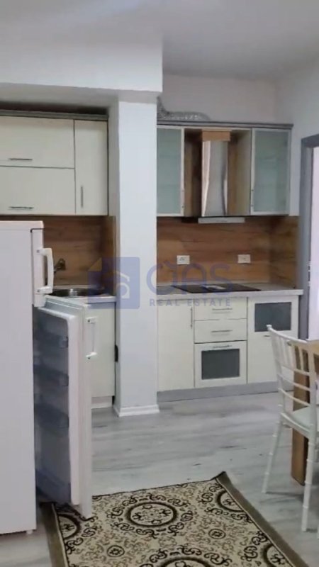 Tirane, jepet me qera apartament 1+1 Kati 1, 45 m² 550 € (Prane Evolve gym(+Post parkimi i perfshir))