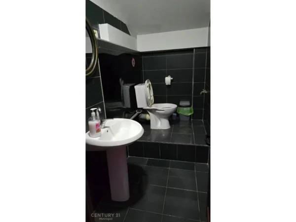Tirane, shitet ambjent biznesi Kati 1, 142 m² 