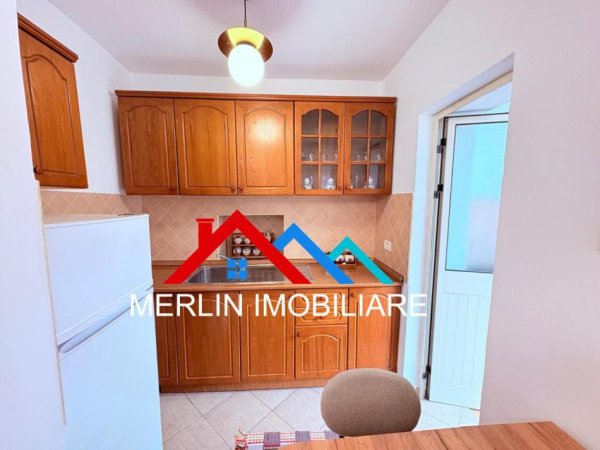 Tirane, jepet me qera apartament 1+1+Ballkon Kati 3, 60 m² 500 € (BULEVARDI BAJRAM CURRI)