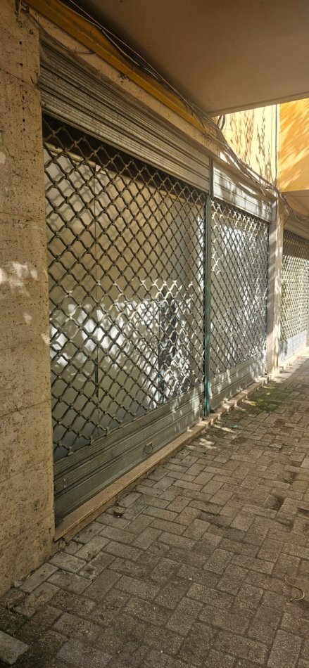 Tirane, jepet me qera dyqan Kati 0, 40 m² 200 € 