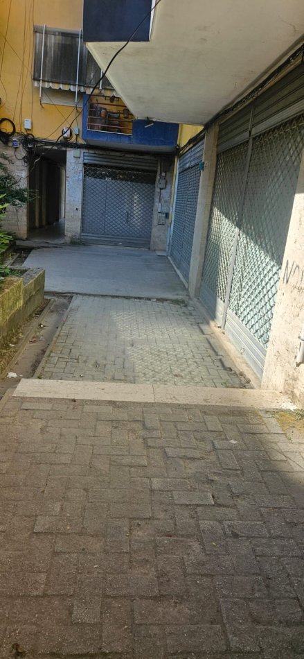 Tirane, jepet me qera dyqan Kati 0, 40 m² 200 € 