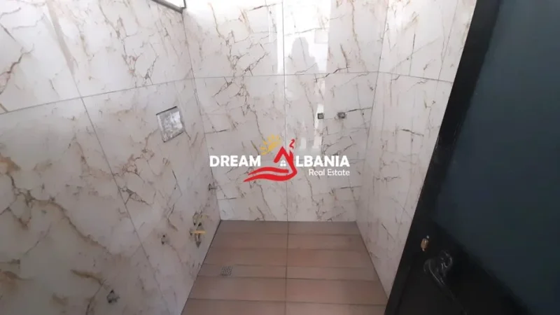 Tirane, jepet me qera magazine Kati 1, 330 m² 1.980 € (Tek rruga 5 Maji prane Medresese)