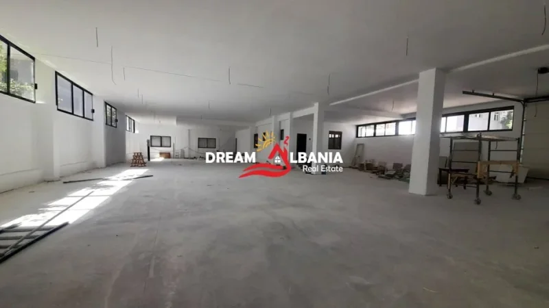 Tirane, jepet me qera magazine Kati 1, 330 m² 1.980 € (Tek rruga 5 Maji prane Medresese)