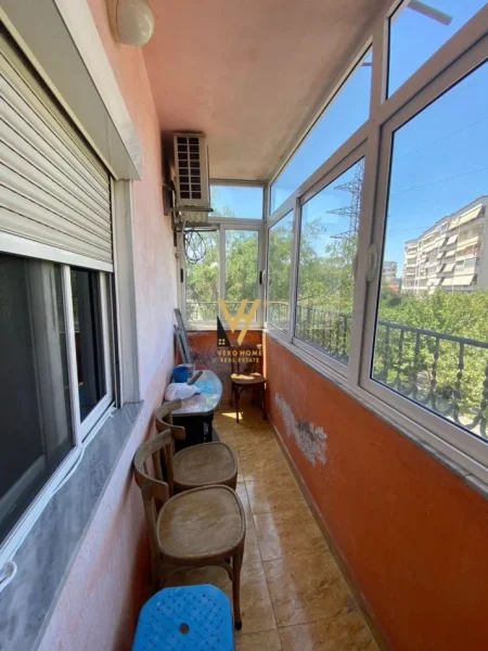Tirane, jepet me qera apartament 2+1+Ballkon Kati 3, 90 m² 500 € (DON BOSCO)