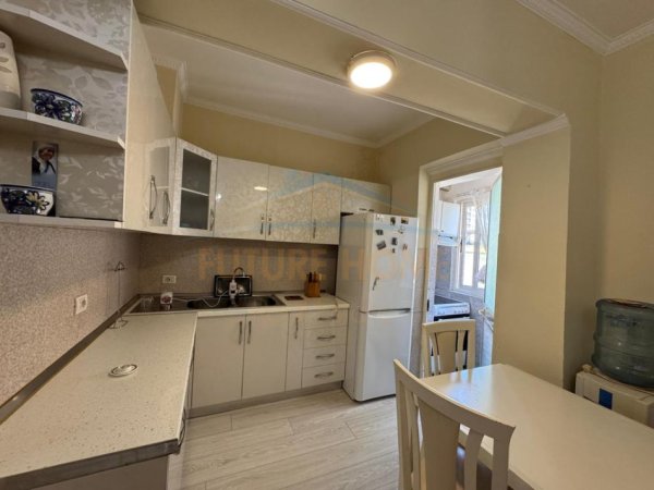 Durres, jepet me qera apartament 2+1+Aneks+Ballkon Kati 3, 69 m² 450 € (Gjykata)