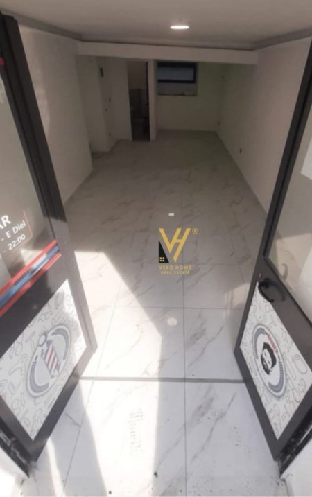 Tirane, jepet me qera dyqan Kati 0, 40 m² 600 € (KOMUNA PARISIT)