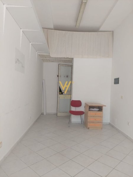 Tirane, jepet me qera dyqan Kati 0, 18 m² 300 € (ALI DEMI)