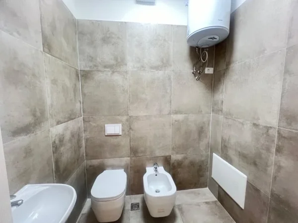 Tirane, jepet me qera zyre Kati 2, 97 m² 850 € (komuna e parisit)