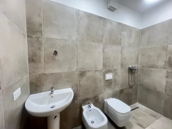 Tirane, jepet me qera zyre Kati 2, 97 m² 850 € (komuna e parisit)
