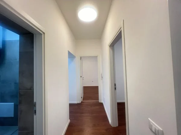 Tirane, jepet me qera zyre Kati 2, 97 m² 850 € (komuna e parisit)