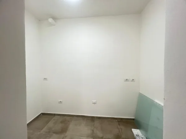 Tirane, jepet me qera zyre Kati 2, 97 m² 850 € (komuna e parisit)