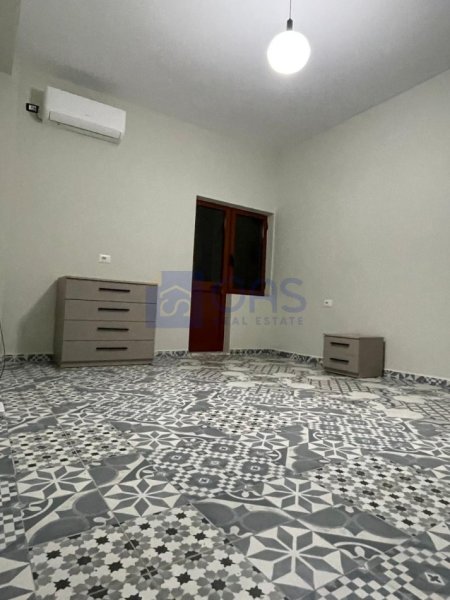 Tirane, jepet me qera apartament 1+1 Kati 3, 70 m² 500 € (Rruga Siri Kodra, blloku i magazinave)