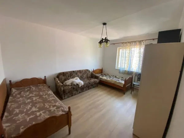 Tirane, jepet me qera apartament 2+1 Kati 4, 90 m² 400 € (JEPET ME QERA SUPER APARTAMENTI 2+1 NE KINOSTUDIO TEK UET)