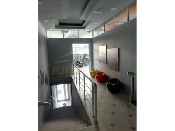 Durres, jepet me qera ambjent biznesi Kati 2, 404 m² 