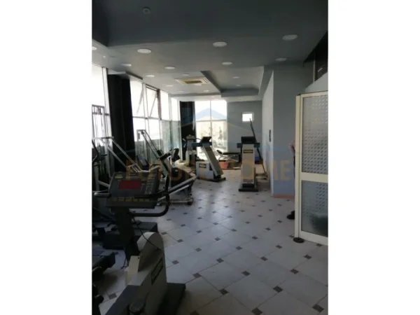 Durres, jepet me qera ambjent biznesi Kati 2, 404 m² 