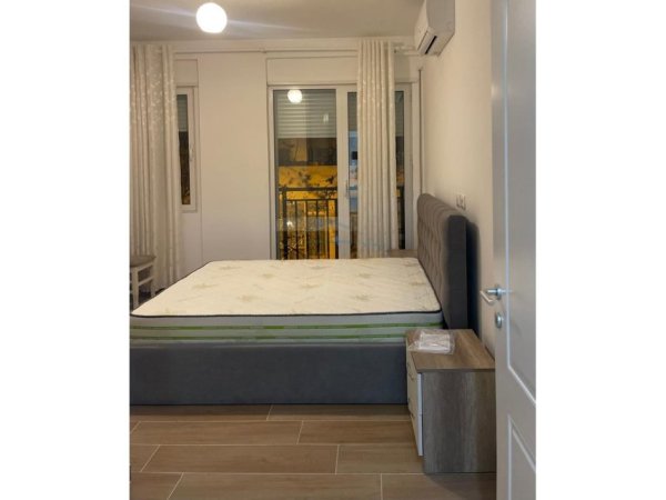 Tirane, jepet me qera apartament 1+1+Ballkon Kati 2, 70 m² 700 € 