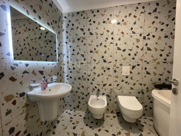 Tirane, jepet me qera apartament 2+1 Kati 2, 116 m² 1.000 € (Rruga Mustafa Xhabrahimi)