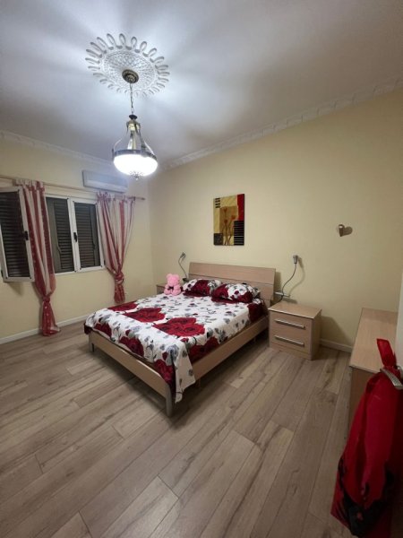 Tirane, jepet me qera Vile 2+1 Kati 3, 90 m² 750 € (JEPET ME QERA KATI I 3 I NJE VILE NE RRUGEN E KAVAJES.)