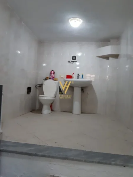 Tirane, jepet me qera dyqan Kati 0, 35 m² 400 € (RRUGA E BOGDANEVE)