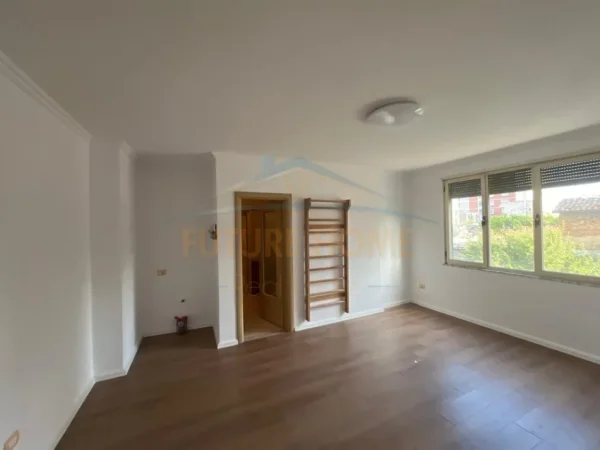 Durres, jap me qera ambjent biznesi Kati 2, 72 m² 500 € 